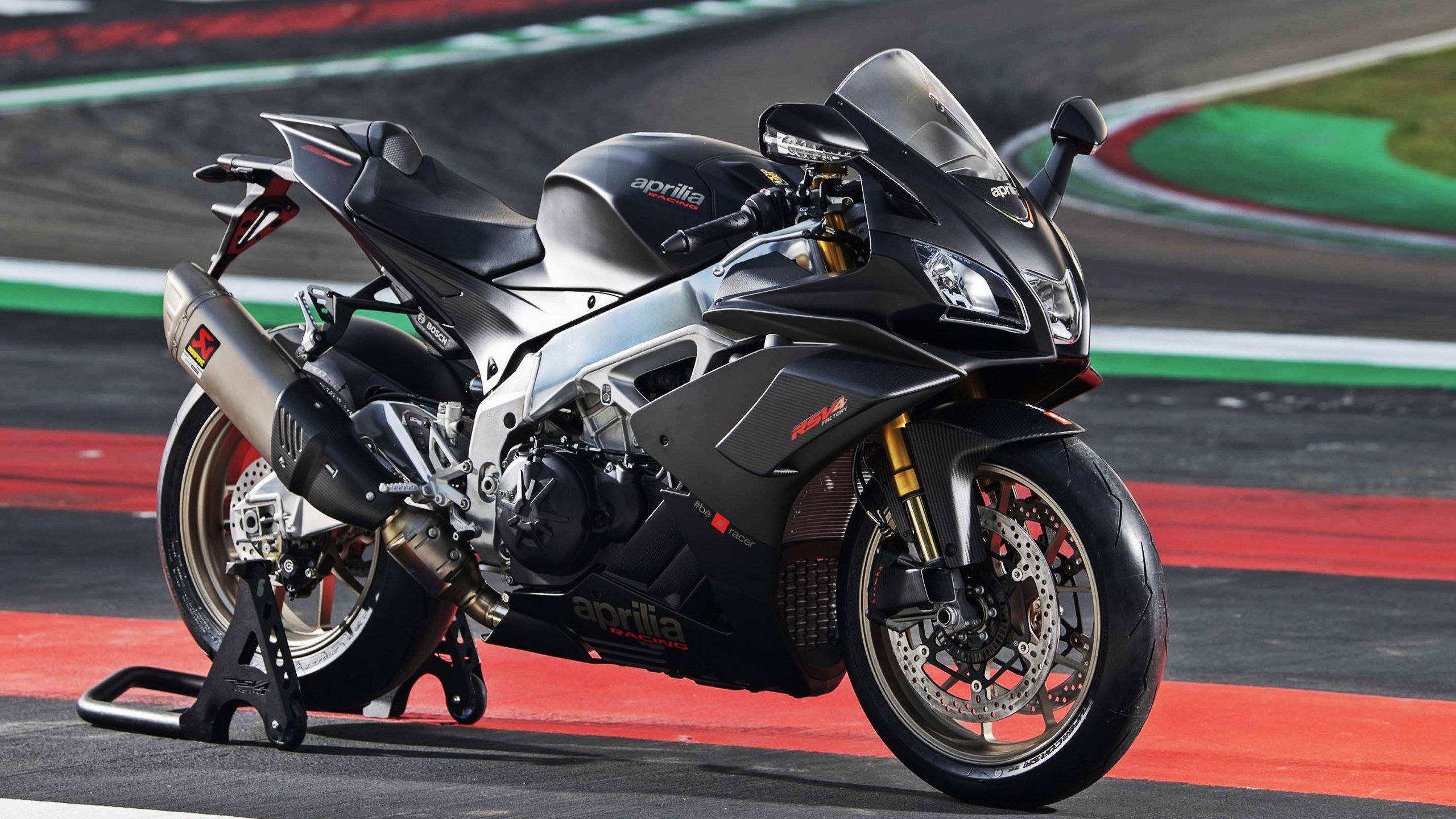 2017年总决赛第二场：骑士在主场以多点开花战术击败勇士，勒布朗贡献33分和11个篮板，带队暂时领先。