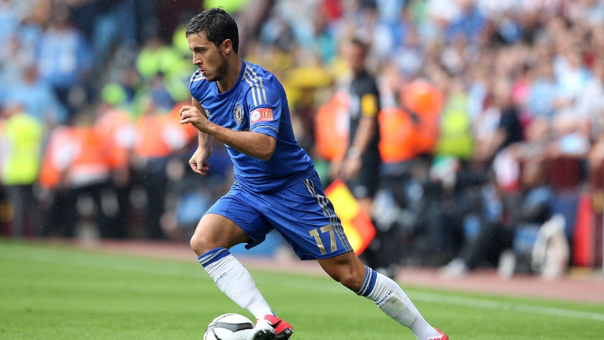 -C罗亲吻国旗庆祝晋级决赛，c罗情侣